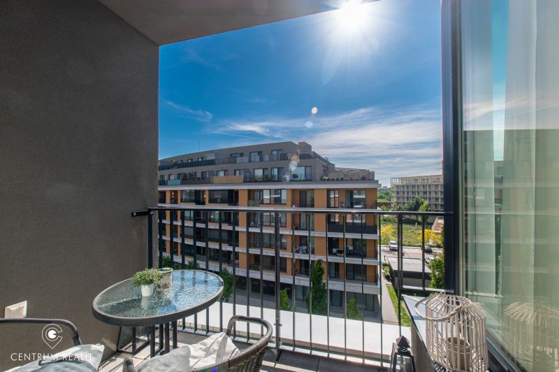 Balkon s výhledem na moderní architekturu v Bratislavě na Bajkalské ulici.