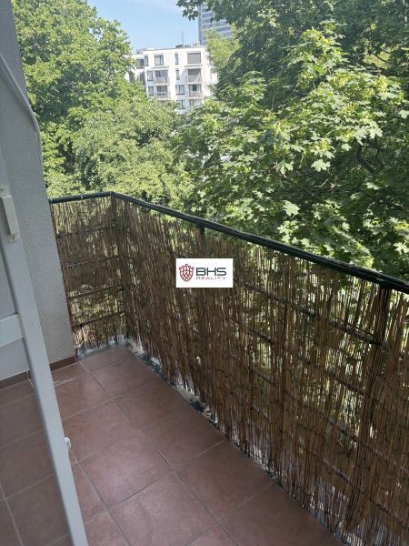 Balkon s výhledem na zeleň ve 2pokojovém bytě na Dobrovského ulici, Bratislava Staré Město.