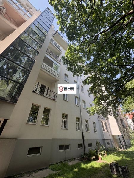 Bytový dům v Bratislavě Starém Městě na Dobrovského, nabízející 2-pokojové byty s balkony.