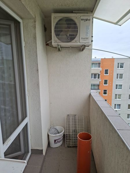 Balkon s klimatizací na 2-pokojovém bytě na ulici T.Vansové v Nových Zámcích.