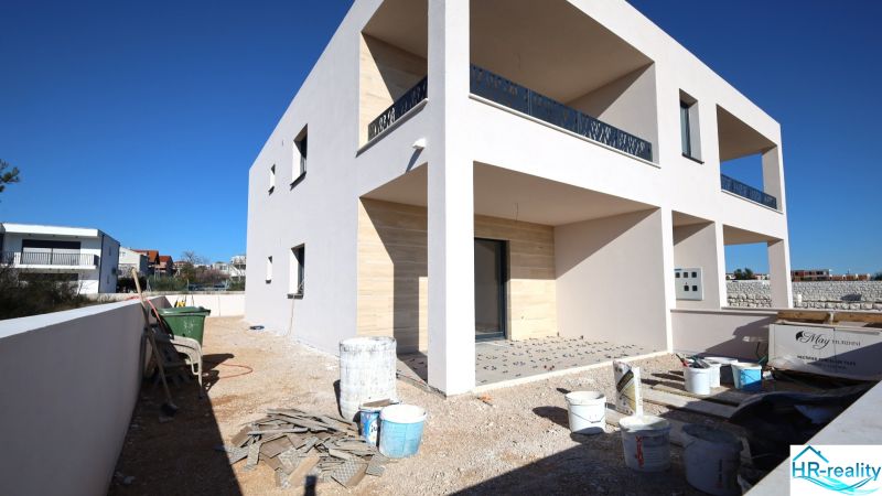 Stavba rekreačního apartmánu ve Vodicích během dokončovacích prací.
