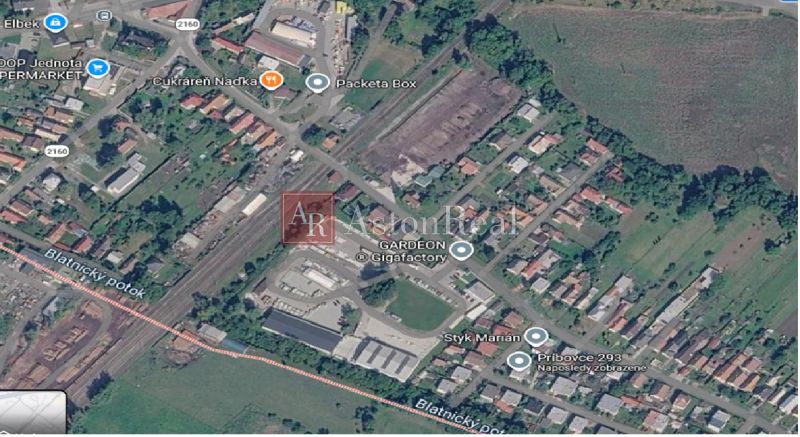 Letecká fotografie areálu a rodinných domů v části města Martin, zaměřená na infrastrukturu.