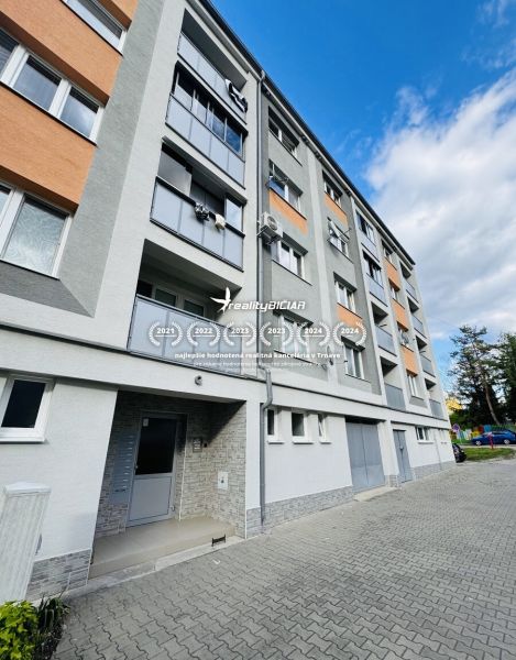 Bytový dům s 3pokojovým bytem na ulici Za poštou v Hlohovci.