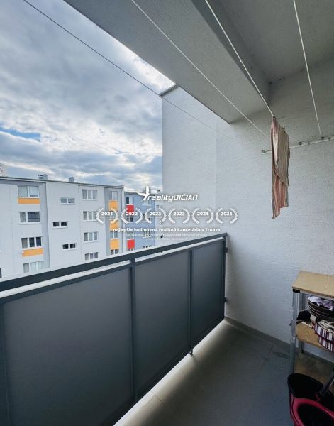 Balkon 3-pokojového bytu na ulici Za poštou v Hlohovci s výhledem na sídliště.