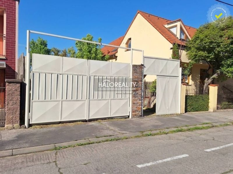 Bílá brána a rodinný dům v Trnavě vhodné na pozemky - bydlení.