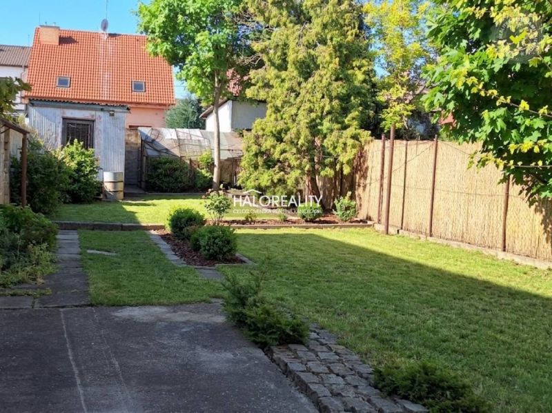Zahrada v Trnavě vhodná pro bydlení se zelení a dvěma budovami.