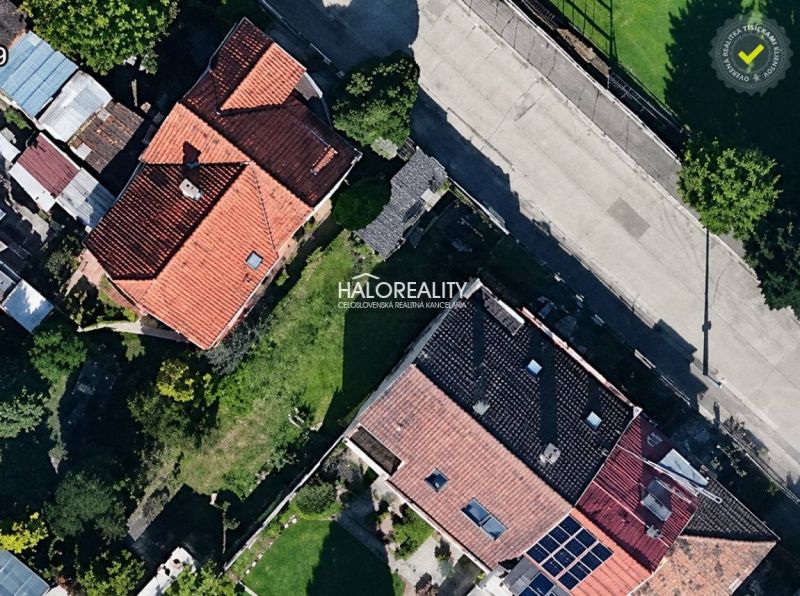 Letecký pohled na domy a zahrady v Trnavě vhodné pro Pozemky - bydlení.