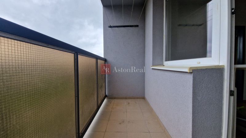 Balkon 2-pokojového bytu s dlaždičkovou podlahou a zábradlím v dekoru Karola Kuzmányho, Kežmarok.