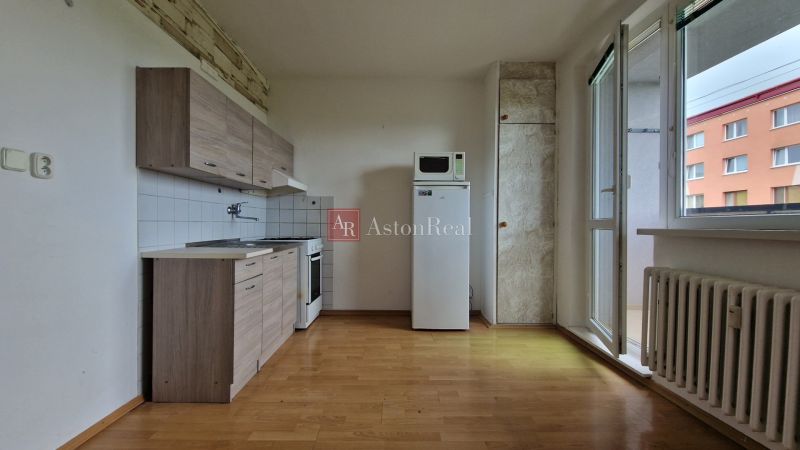 Kuchyně s linkou a spotřebiči, podlaha s dřevěným dekorem, radiátor, balkon, 2-pokojový byt.