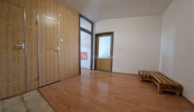 Interiér 2-pokojového bytu se stěnami z dřevěného obkladu a podlahou s dřevěným dekorem.
