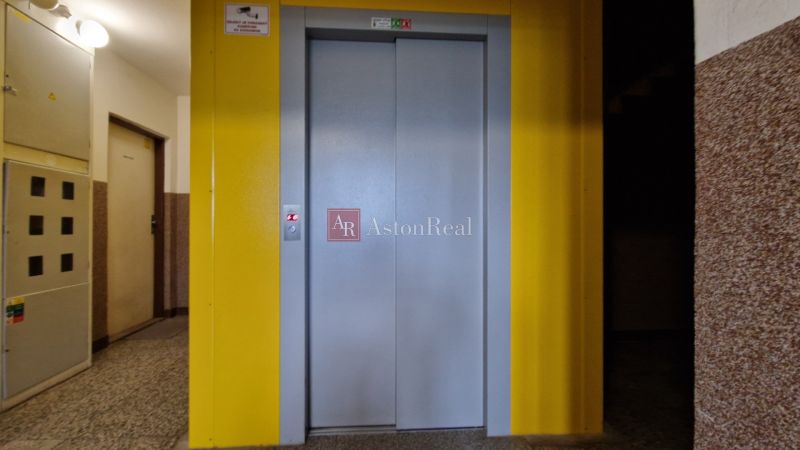 Chodba v paneláku s výtahem na Karla Kuzmányho v Kežmarku.