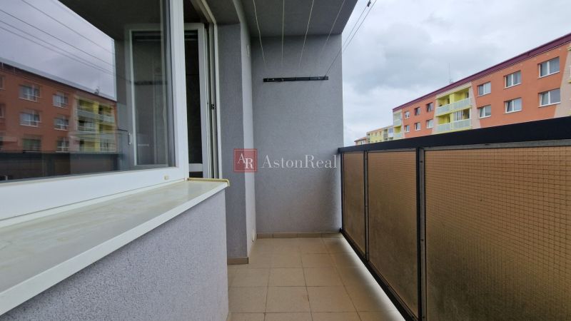 Balkon v 2-pokojovém bytě na ulici Karola Kuzmányho v Kežmarku s výhledem na sousední bytovky.