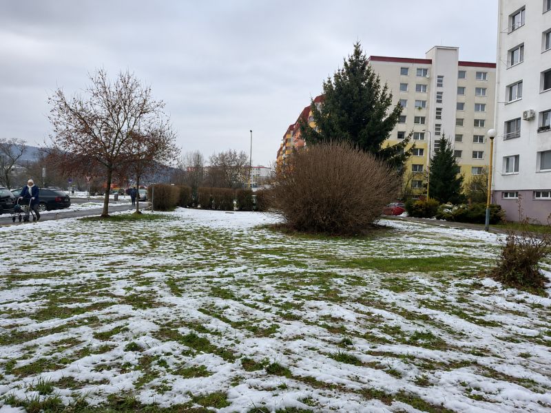 Zimní scenérie na Novozámocké ulici, Zvolen, Banskobystrický kraj, Slovensko - Pozemky komerční.
