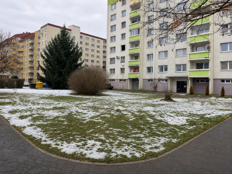 Panelové domy obklopené zbytky sněhu na Novozámocké ulici, Zvolen, Banskobystrický kraj, Slovensko.