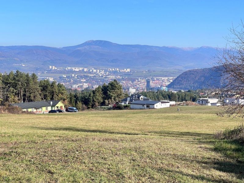 Panoráma Banské Bystrice z Pršianské cesty, Pozemky - bydlení, s horským pozadím.