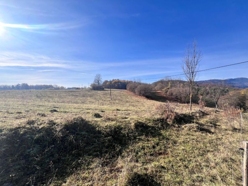 Jasný den na pozemku, Pršianská cesta, Banská Bystrica, vhodné pro bydlení.