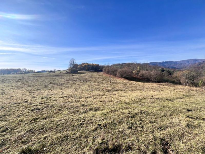 Krajina s poli pod modrou oblohou na Pršianské cestě v Banské Bystrici. Pozemky - bydlení.