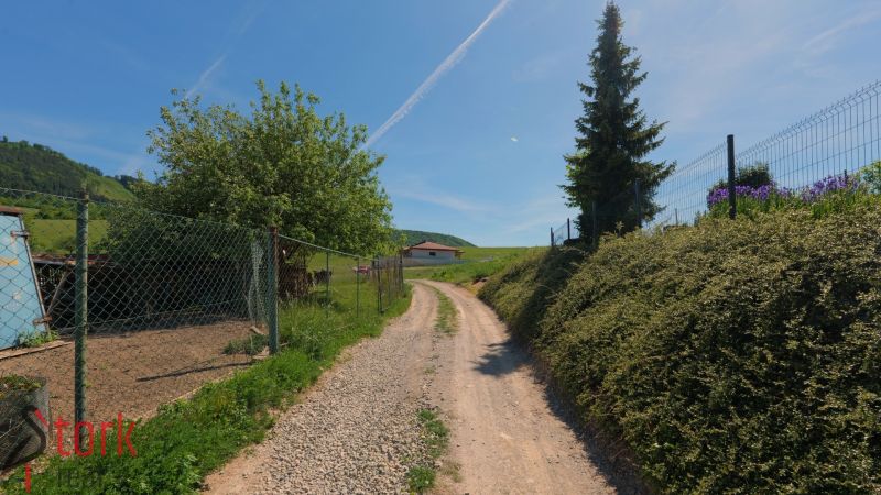 Venkovská cesta v Lietavské Svinnej-Babkově vede k domu, ideální na pozemky - bydlení.