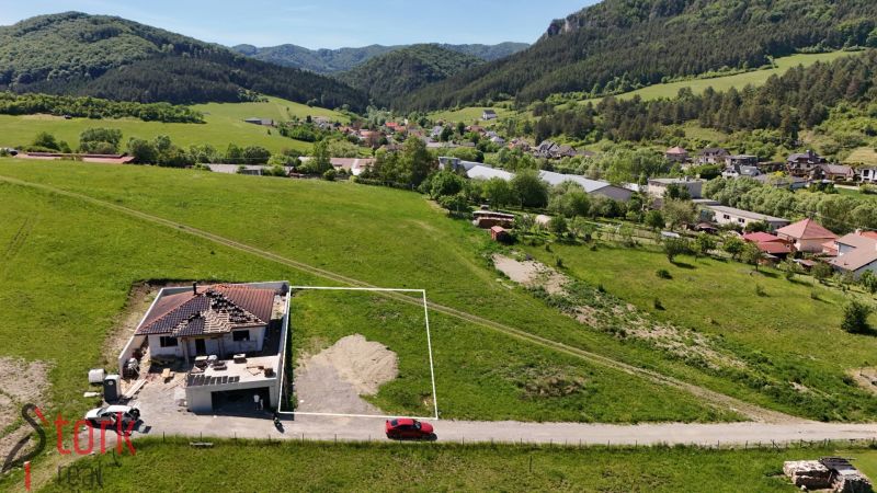 Pozemky - bydlení v Lietavské Svinnej-Babkově, s panoramatem malebných zelených kopců na obzoru.