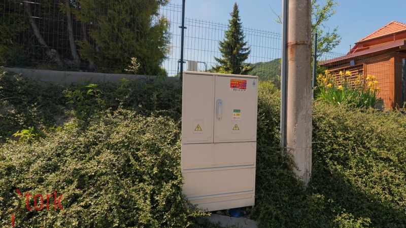 Elektrická skříň vedle sloupu a porostu v Lietavské Svinnej-Babkově, Pozemky - bydlení.