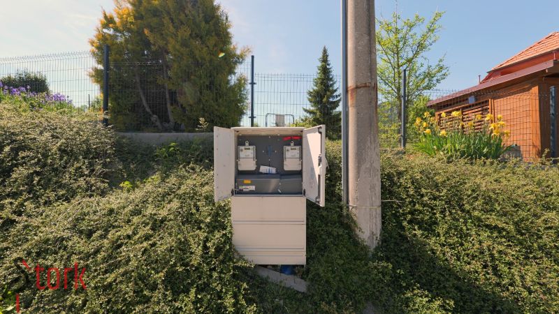 Otevřená elektrická skříň mezi zelení v Lietavské Svinnej-Babkově pro pozemky - bydlení.