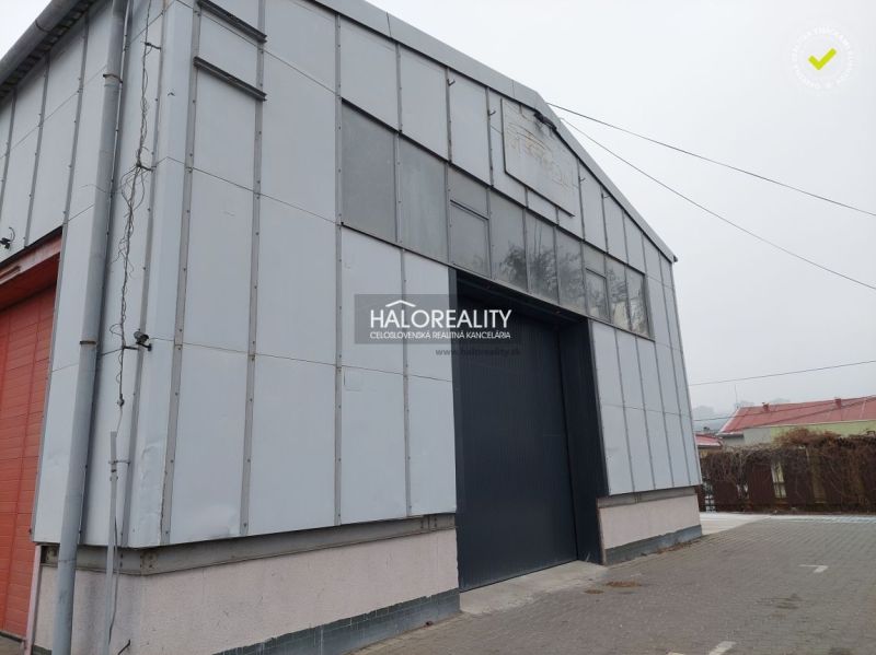 Sklady a haly v KE - Džungle s kovovým obložením a velkým vstupem.