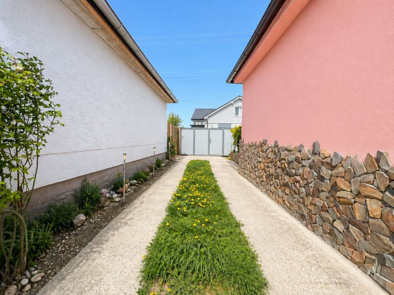 Přístupová cesta k rodinnému domu na Nové cestě v Jelce, okres Galanta, Trnavský kraj.