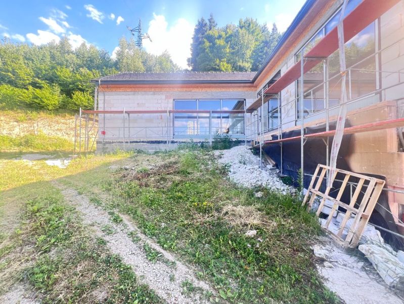 Rodinný dům v Badíně v okrese Banská Bystrica ve výstavbě obklopený přírodou.