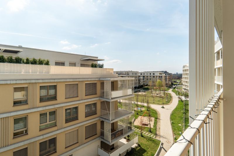 Balkony a zeleň mezi městskými bytovkami v Bratislavě - Ružinově.