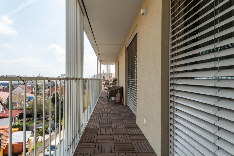 Balkon s podlahou s dřevěným dekorem v 3-pokojovém bytě, výhled na Bratislava - Ružinov.