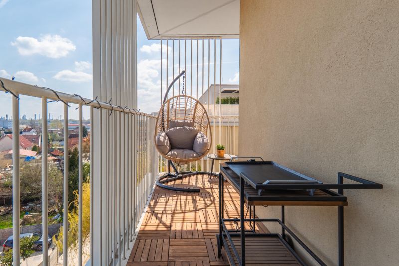 Balkon 3-pokojového bytu v Bratislavě-Ružinově s houpačkou a výhledem na město.
