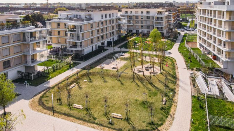 V Bratislavě - Ružinově, mezi bytovými domy, se rozprostírá zelený park s hřištěm.