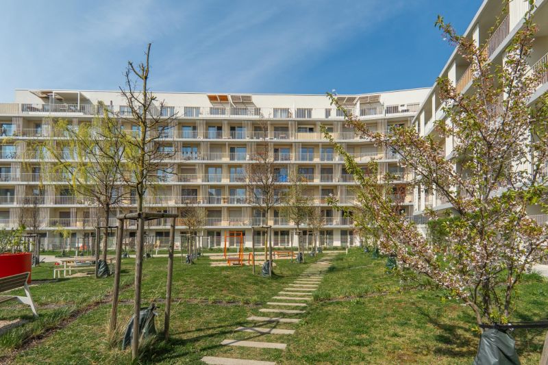 Bytový komplex v Bratislavě - Ružinově s udržovanou zelení a dětským hřištěm.