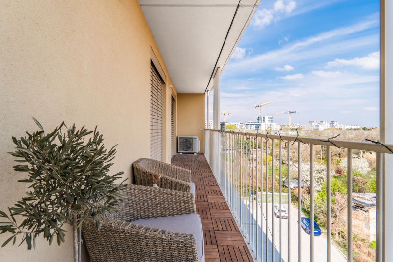 Balkon v 3-pokojovém bytě s podlahou s dřevěným dekorem, výhled na Bratislavu - Ružinov.