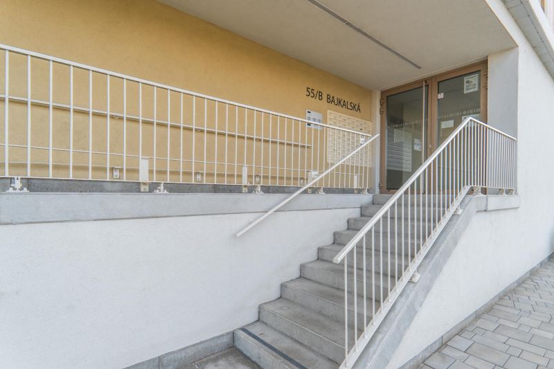 Vstup do 3-pokojového bytu na Bajkalské ulici v Bratislavě, Ružinově se schodištěm.