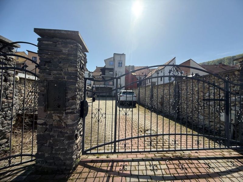 Zavřená kovová brána na ulici Dolní, Banská Bystrica, okres Banská Bystrica, Banskobystrický kraj, Slovensko.