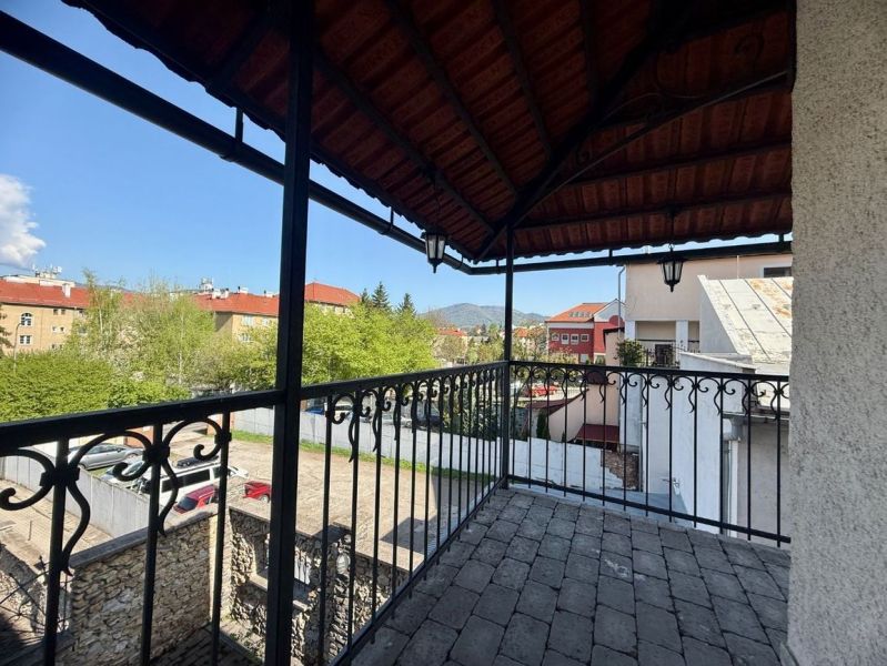 Pohled z balkonu na střechy budov v Banské Bystrici, okres Banská Bystrica.