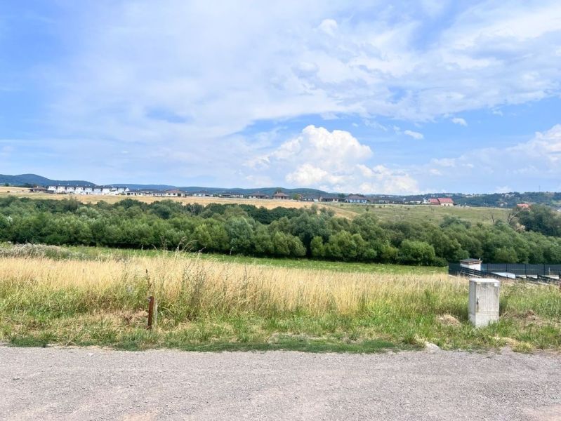 Krajina s loukou a stromy, výhled ze stavby na bydlení v Krupině.