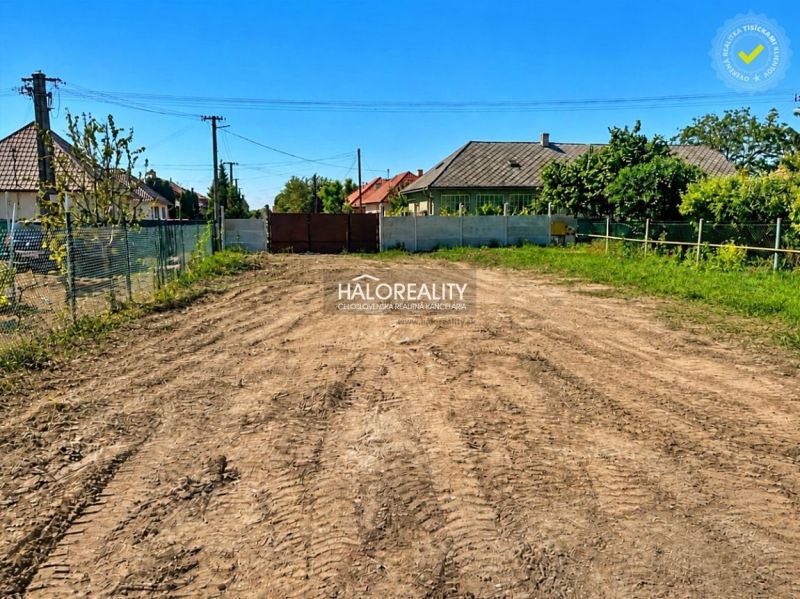 Stavební pozemek na bydlení v Juru nad Hronem, připravený na novou výstavbu.