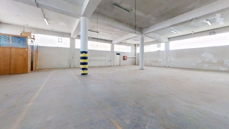 Prostor ve skladech a halách s betonovou podlahou a ocelovými sloupy.