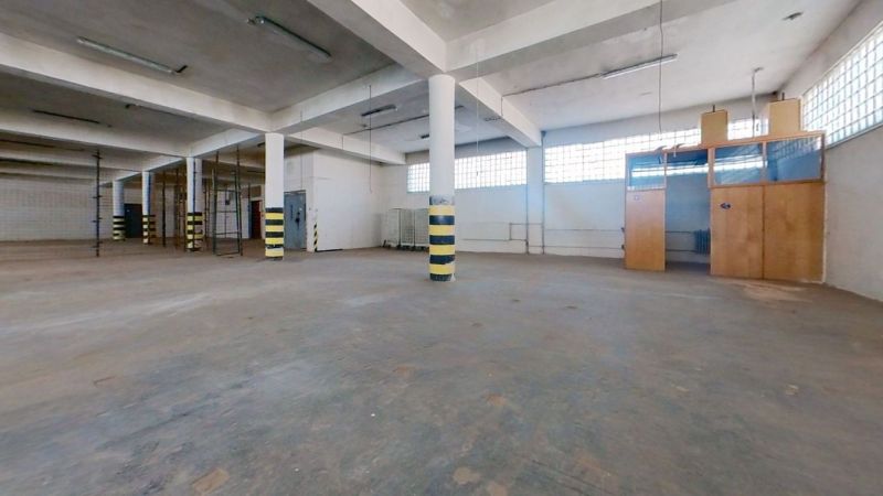 Skladový prostor s betonovou podlahou, sloupy a prosvětlenými okny na Lieskovské cestě, Zvolen.