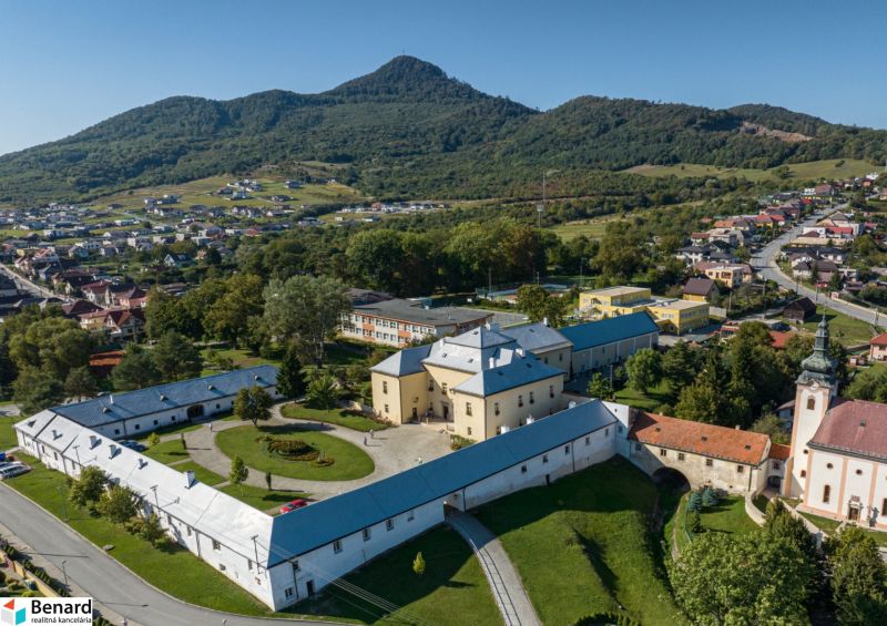 Historická budova s nádvořím v prostředí Fintic, pozemky - bydlení, lemované přírodou.