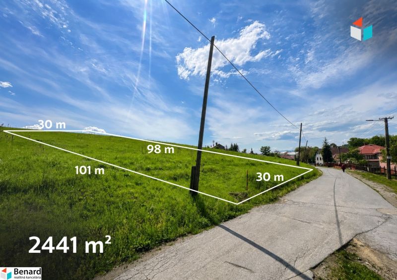 Pozemky - bydlení ve Finticích s rozlohou 2441 m², vedle cesty pod modrou oblohou.