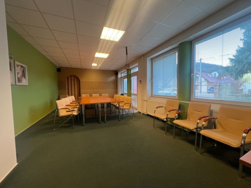 Konferenční místnost ve skladech a halách s pohodlnými židlemi a velkými okny.