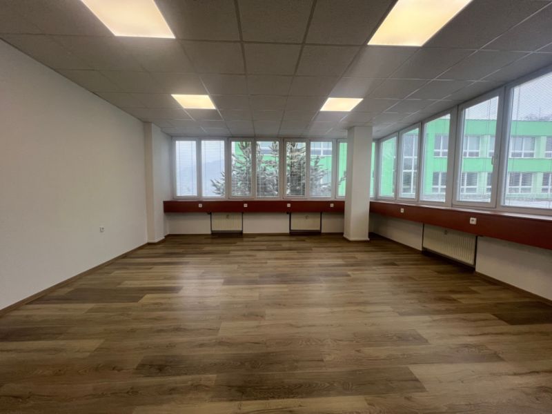 Kanceláře s podlahou s dřevěným dekorem a velkými okny, Banská Bystrica.