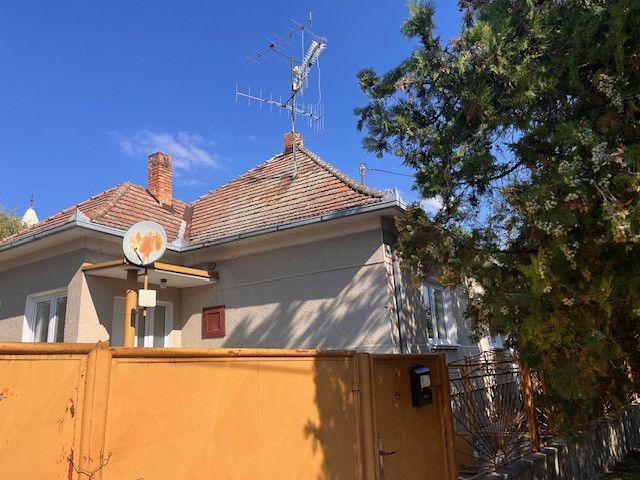 Rodinný dům ve Vrakuni s televizní anténou a satelitem na střeše.