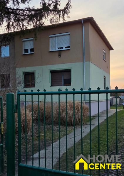 Dům obklopený zelení s plotem v Zemianské Olči, 3-pokojový byt na druhém patře.