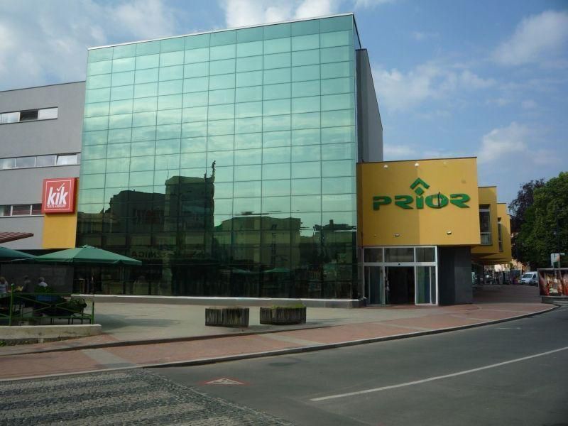 Obchodní centrum se skleněnou fasádou na Robotnické v Banské Bystrici, okres Banská Bystrica.