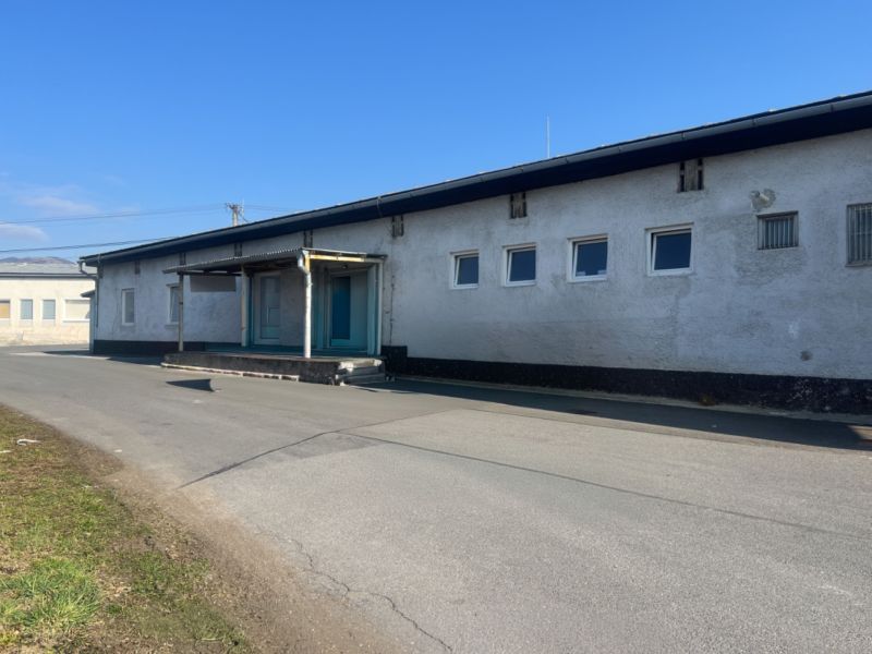 Sklady a haly v okrese Banská Bystrica, cementová budova na cestě.