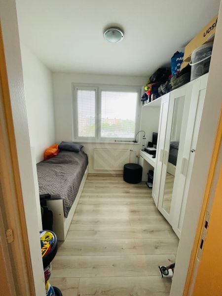Dětský pokoj se skříní, postelí a podlahou s dřevěným dekorem, 3pokojový byt.